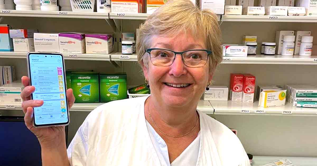 Farmakonom på Regionshospitalet Silkeborg Charlotte Hjorth viser medicinspild-app'en frem i et medicinrum.