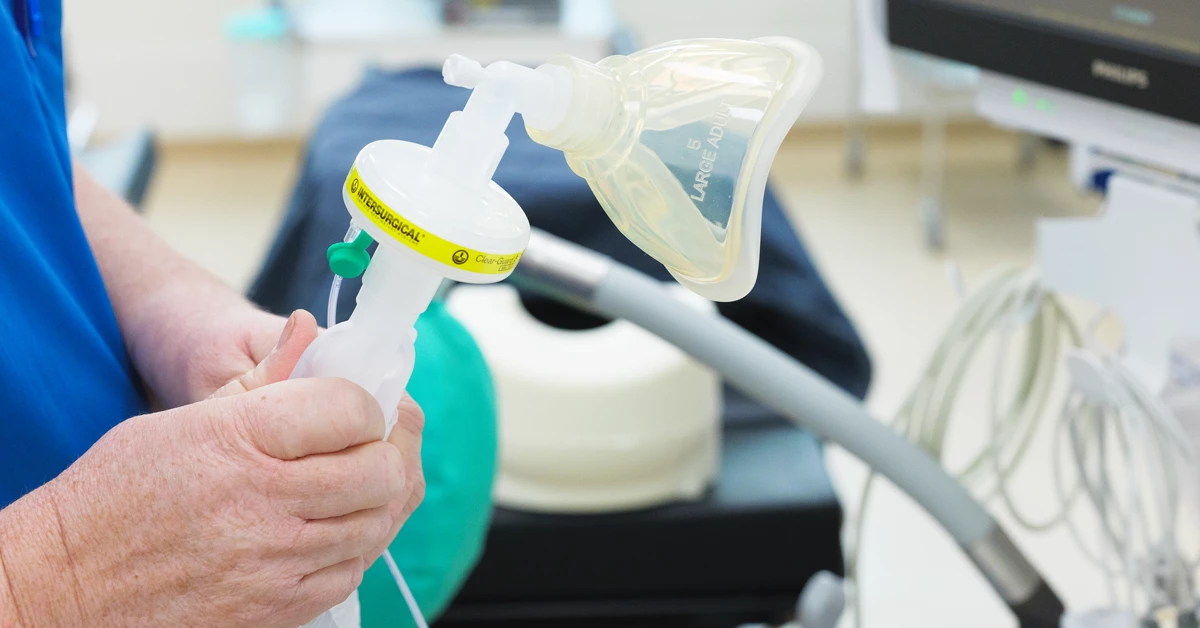 Læge holder flergangsventilationsmaske.