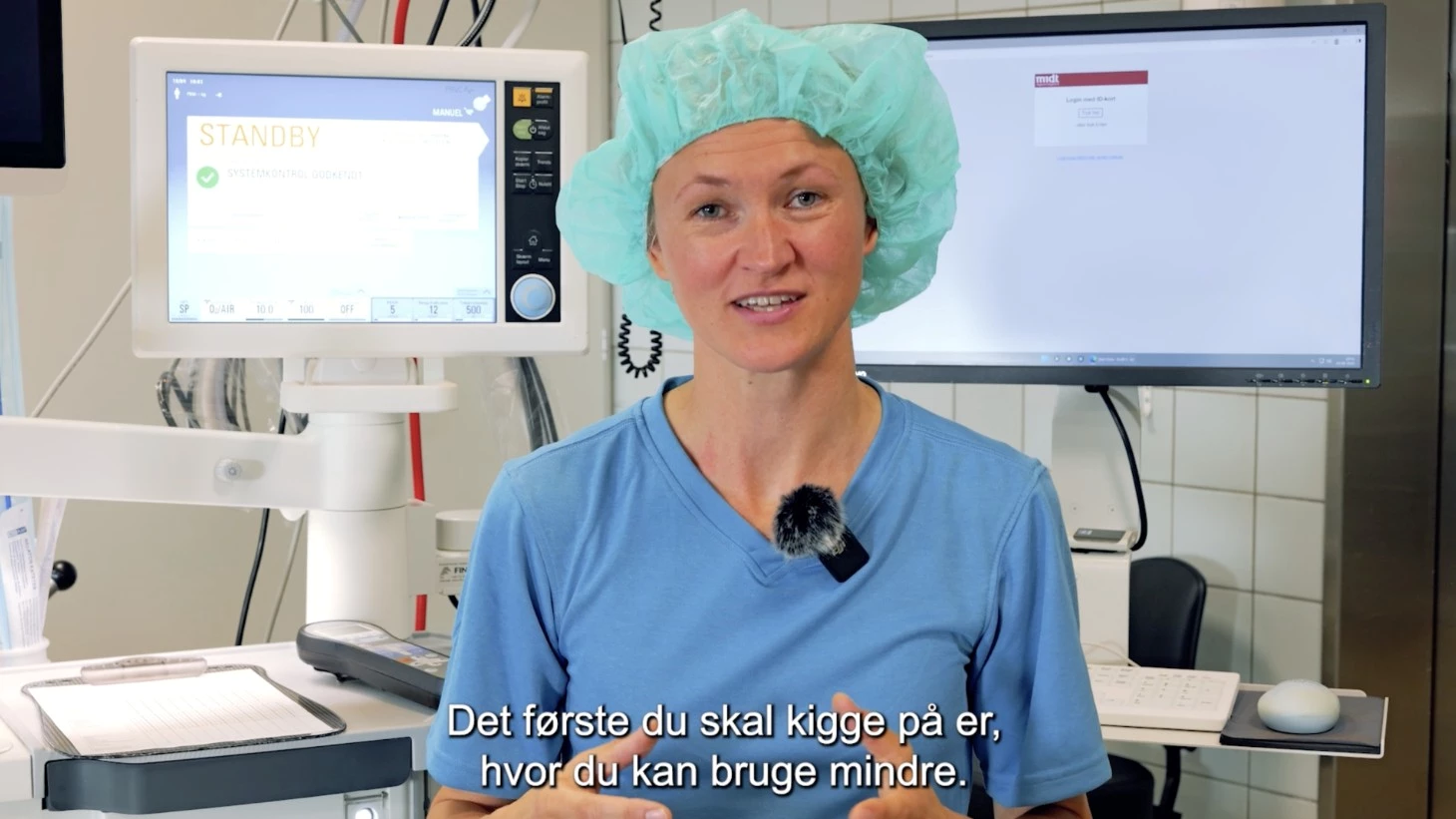 En kliniker står i på en stue og fortæller om bæredygtighed