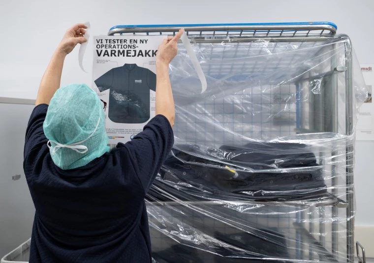 Helle Mogensen gør varmejakkerne klar til afprøvning